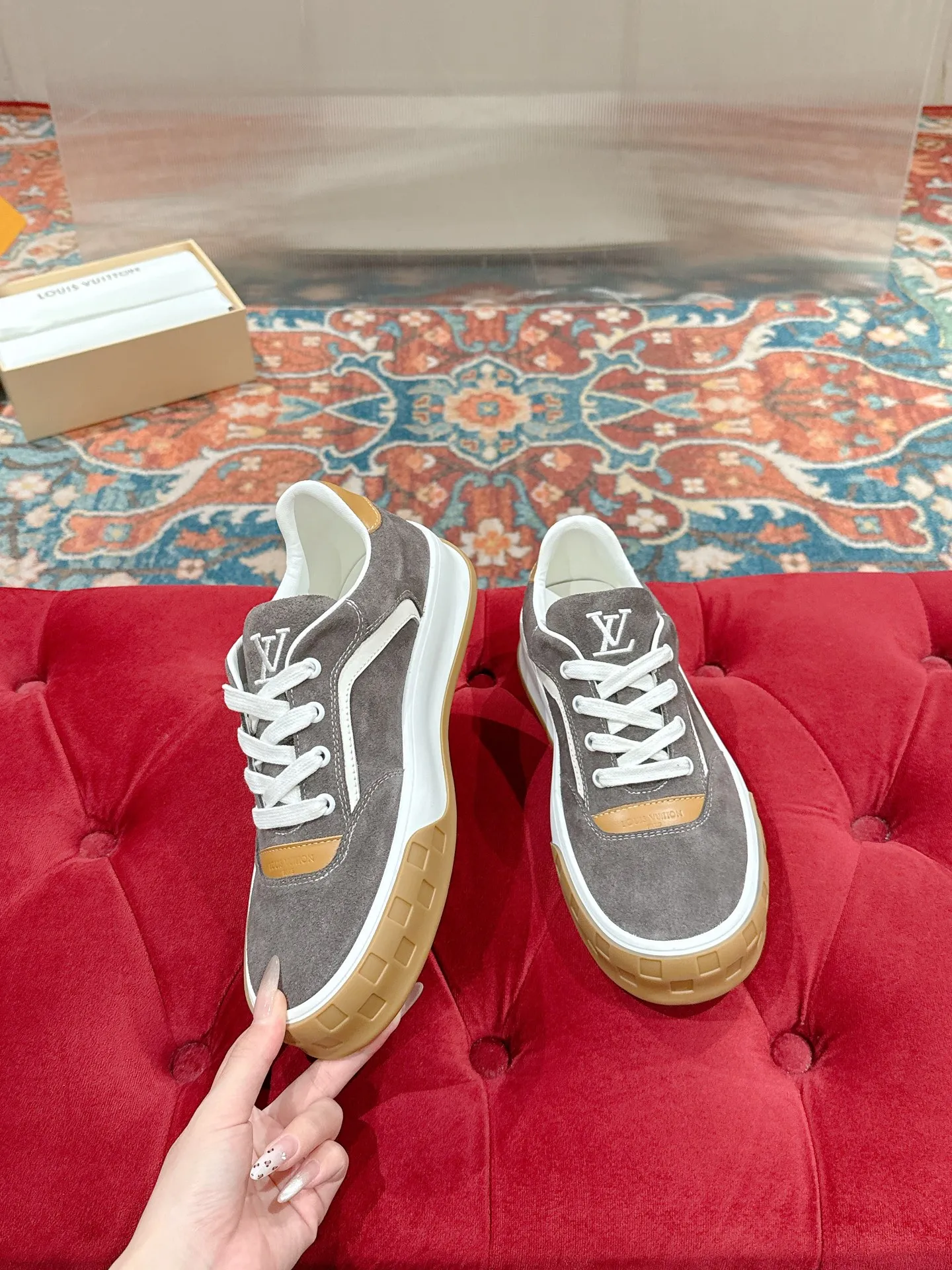 👟👟Ex-factory price 640👟👟 LV men's new tilt sneakers, classic catwalk style, air-glue technology, very comfortable on the feet. Luxurious materials, fine workmanship, European made English letters printed on the midsole, the upper is made of calfskin, the side is decorated with the brand LOGO and signature, the latest latex foot pads ➕ mesh lining, the foot feels super comfortable. Two-color TPU combination outsole. Packing process Goodyear stitched seam fabric: first-layer cowhide, lining: customized silky mesh lining-first-layer silk cowhide lining Bottom thickness: 0.5cm ☑️size: men's 39-44 (45 customized, non-returnable)